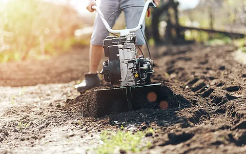 Arbeiter von Erdbau Holzinger-Gruber verwendet Erdfräse in Amstetten